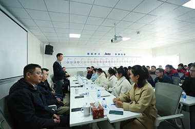 2023, usa ka bag-ong panaw Chairman Mr He sa Jwell Machinery nanghinaut sa tanang empleyado og malipayong bag-ong tuig sa pabrika sa Zhejiang!